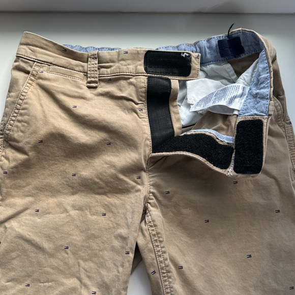 Tommy Hilfiger adaptive khaki shorts with adjustable waistband, Velcro closure - Picture 2 of 4